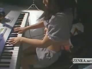 Subtitled lithe jap keyboardist bizarné hračka hrať