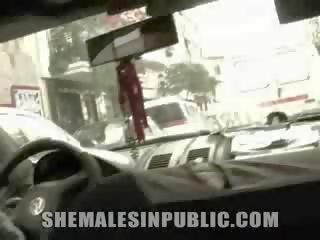 Taxi wird geduscht im tmädchen schmiere