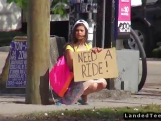 Remaja hitchhiker mengongkek besar cotok di luar pov