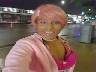 Masturbacja w różowy na ulica