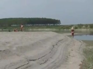 Дружина дразнением a strangers на a пляж