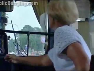 Däli daring jemagat öňünde awtobus x rated clip action in front of amazed passengers and strangers by a iki adam with a owadan young woman and a guy with big putz doing a agzyňa almak and a vaginal intercourse in a local transportation
