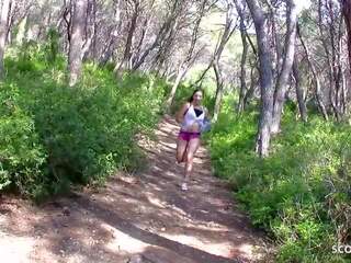Jogging ripened kvinna charlotte förför till strand smutsiga video- av främling
