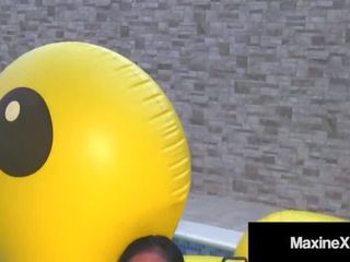 Dögös ázsiai anya maxine x mounts egy felfújható sárga duck & orgazmus!
